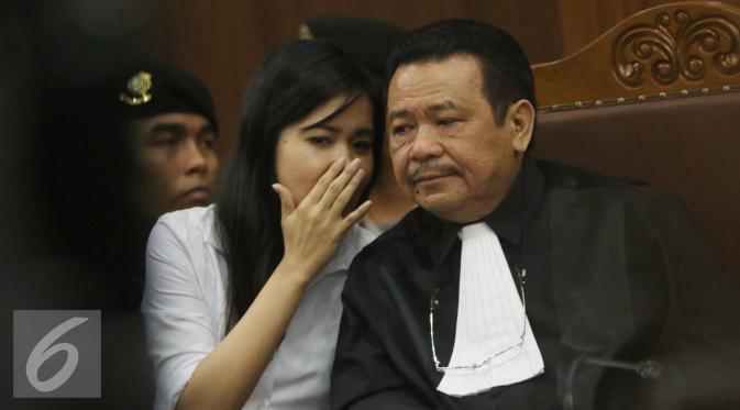 Terdakwa Jessica Kumala Wongso berbincang dengan kuasa hukumnya saat menjalani sidang lanjutan kasus kematian Wayan Mirna Salihin di PN Jakarta Pusat, Rabu (27/7). (Liputan6.com/Immanuel Antonius)