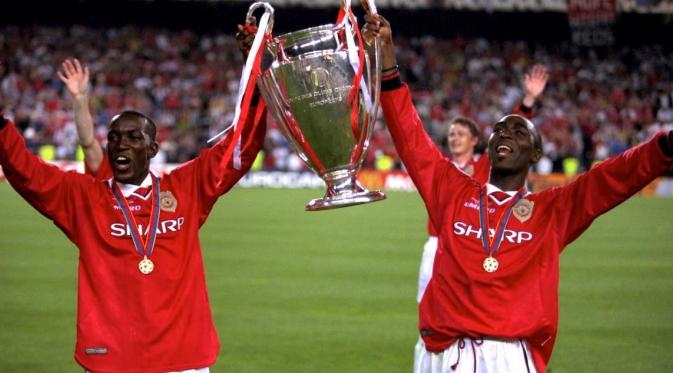 Dwight Yorke dan Andy Cole membantu Manchester United (MU) meraih trofi Liga Champions 1997-98. (manutd.com)