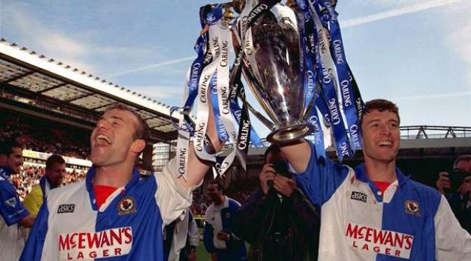 Alan Shearer menjadi kunci sukses Blackburn Rovers menjuarai Liga Inggris 1994/1995. (trescuatrotres.es)