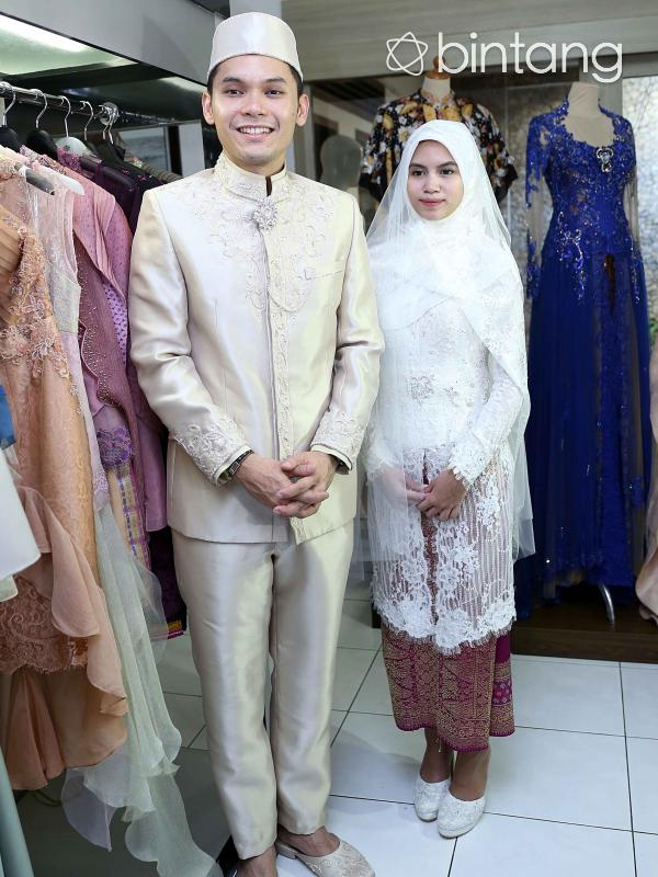 Ben Kasyafani dan Nesyana Ayu Nabila saat fitting baju pengantinnya. (Nurwahyunan/bintang.com)