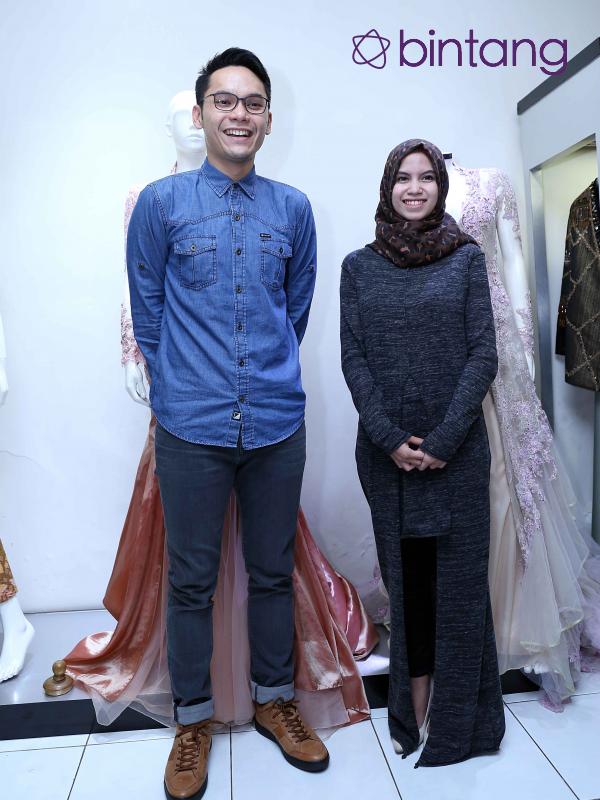 Ben Kasyafani dan Nesyana Ayu Nabila alias Ines saat fitting baju pengantin mereka. (Nurwahyunan/Bintang.com)