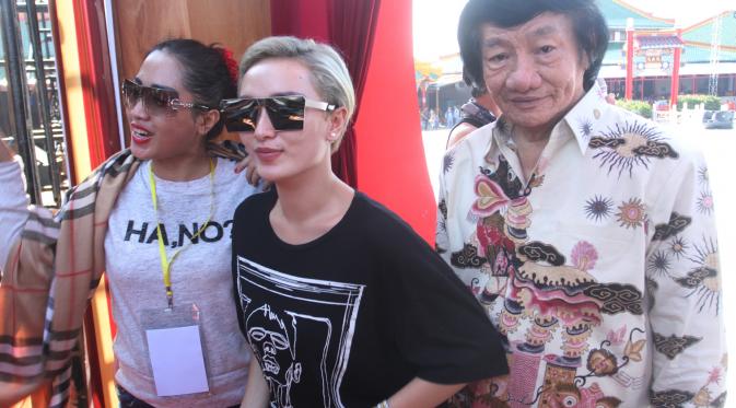 Zaskia Gotik bersama Melinda dan Ketua penilik Klenteng Kwan Sing bio, Alim Sugiarto