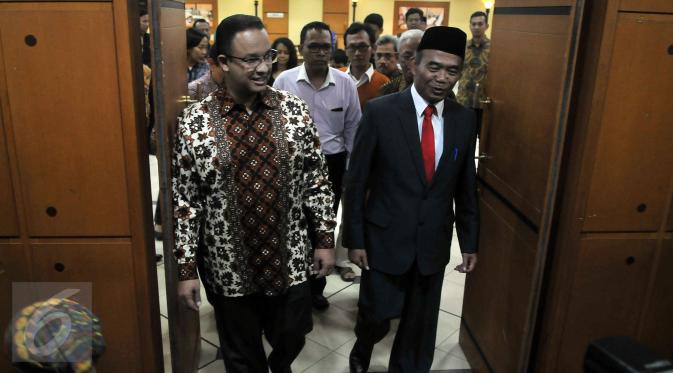 Mendikbud yang baru Muhadjir Effendy (kanan) bersama mantan Mendikbud Anies Baswedan saat menghadiri acara serah terima jabatan di Jakarta (27/7).Usai dilantik presiden Jokowi, Muhadjir Effendy resmi menggantikan Anies Baswedan. (Liputan6.com/JohanTallo)