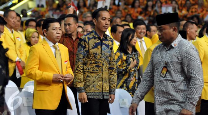 Presiden Jokowi berdiri disamping Ketum Golkar Setya Novanto saat menghadiri Penutupan Rapimnas I Partai Golkar 2016 di Istora Senayan, Jakarta, Kamis (28/7). Sejumlah pimpinan lembaga, menteri dan pimpinan partai turut hadir. (Liputann6.com/Johan Tallo)