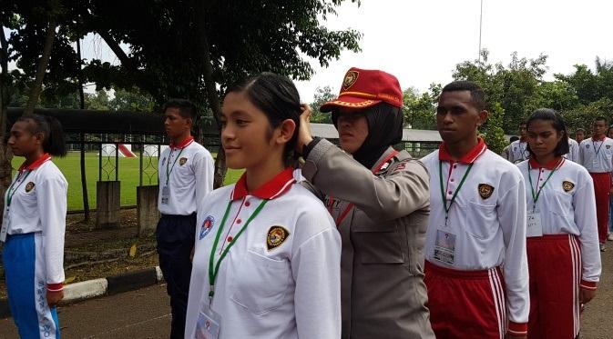 Pelatih Terlihat Sedang Mengingat Rambut Peserta Agar Tak Risih Selama Latihan PBB (Foto: ADIITOO.com)
