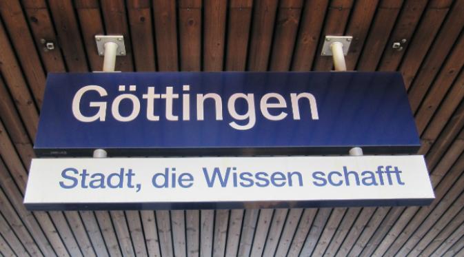 Stasiun Göttingen. Menjaga kebersihan diri merupakan hal yang penting, bukan hanya karena alasan kesehatan tapi juga demi kenyamanan publik. Ilustrasi kaki yang bau. (Sumber rail.cc)