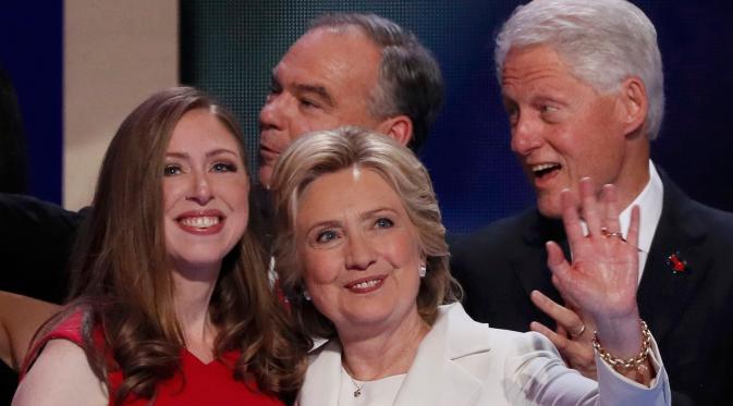 Chelsea Clinton bersama ibunya yang juga Capres AS dari Partai Demokrat, Hillary Clinton serta sang ayah yang juga mantan Presiden AS,  Bill Clinton pada penutupan Konvensi Nasional Partai Demokrat di Philadelphia, AS, Kamis (28/7). (REUTERS/Mike Segar)