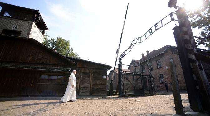 Paus Fransiskus saat berkunjung ke kamp konsentrasi Nazi Auschwitz di Oswiecim, Polandia, Jumat (29/7). Sekitar 1,1 juta orang tewas di tangan Nazi Jerman di kamp tersebut dari tahun 1940 hingga 1945. (REUTERS / David W Cerny)