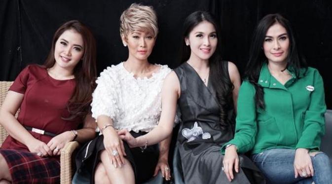 Inul Daratista bersama Sandra Dewi, Iis Dahlia, dan Vega Darwanti. (Instagram)