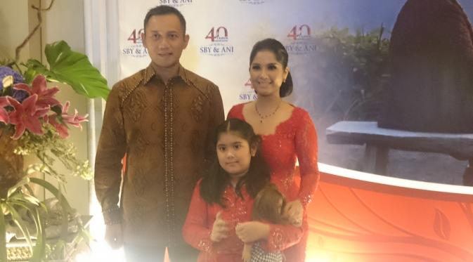 Rayakan ultah pernikahan, keluarga Yudhoyono tampil anggun dengan kebaya merah menyala.