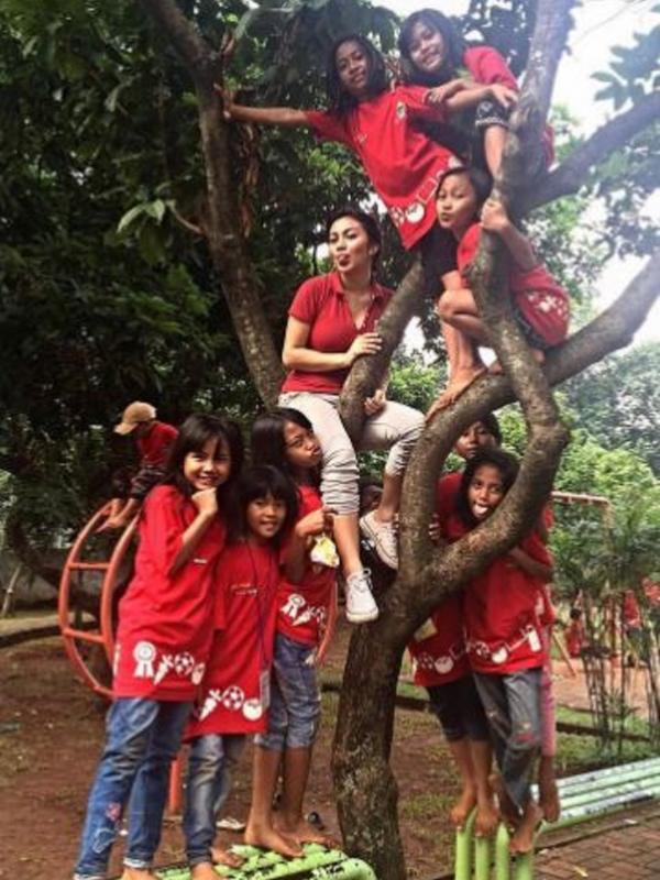 Ariel Tatum sedang nangkring di atas pohon (Instagram/@arieltatum)