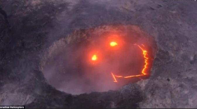 Ini kali pertamanya aliran lava Kilauea mencapai Samudera Pasifik sejak tahun 1983 (Paradise Helicopters/Dailymail.com)