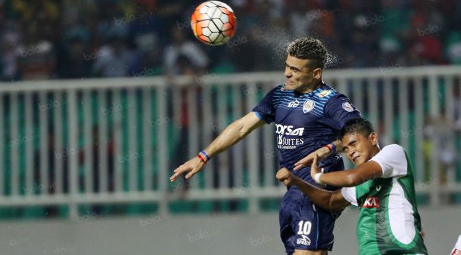 Pemain Arema Cronus, Christian Gonzales (kiri) berebut bola dengan pemain PS TNI pada laga Torabika SC 2016 di Stadion Pakansari, Bogor, Minggu (31/7/2016). (Bola.com/Nicklas Hanoatubun)