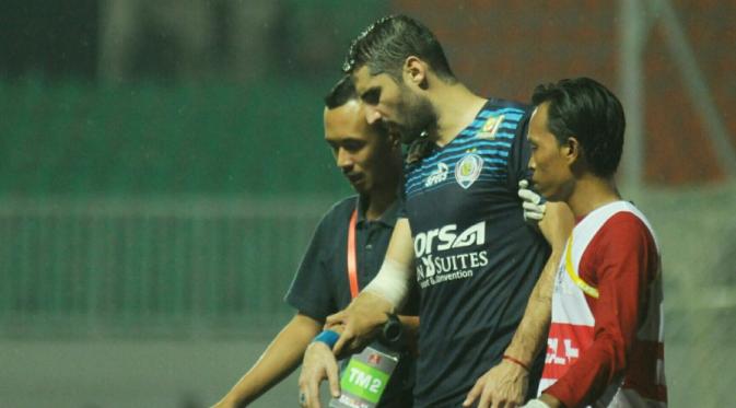 Srdjan Lopicic mengalami retak tulang tangan kanan saat laga PS TNI melawan Arema Cronus, Minggu (31/7/2016) di Stadion Pakansari, Cibinong. (Bola.com/Iwan Setiawan)