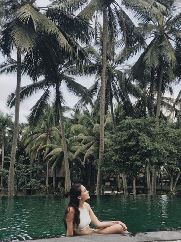 Luna maya berenang di kolam renang Ubud Village Resort & Spa. (Instagram @lunamaya) 