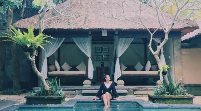 Luna Maya berjemur sebelum berenang. (Instagram @lunamaya)