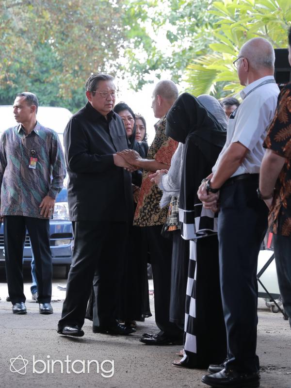 Susilo Bambang Yudhoyono di Rumah Duka Mike Mohede. (Adrian Putra/Bintang.com)