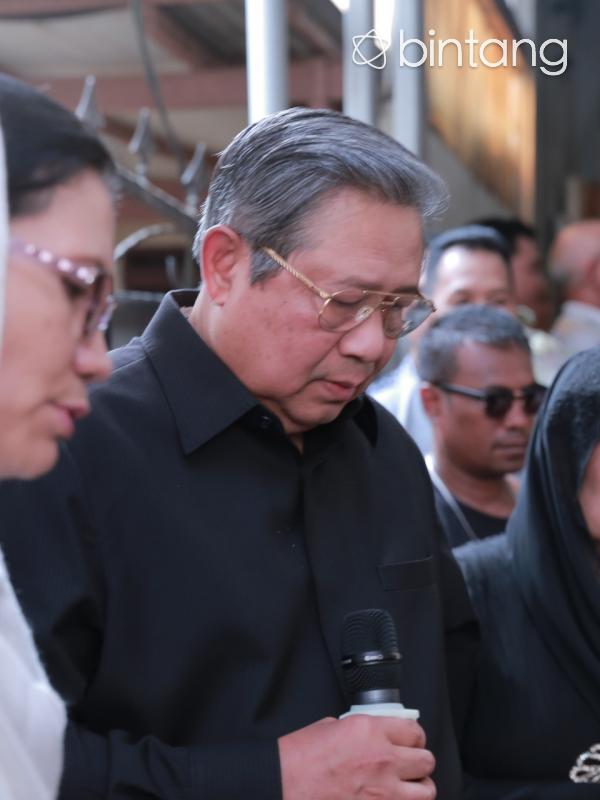 Susilo Bambang Yudhoyono di Rumah Duka Mike Mohede (Adrian Putra/bintang.com)