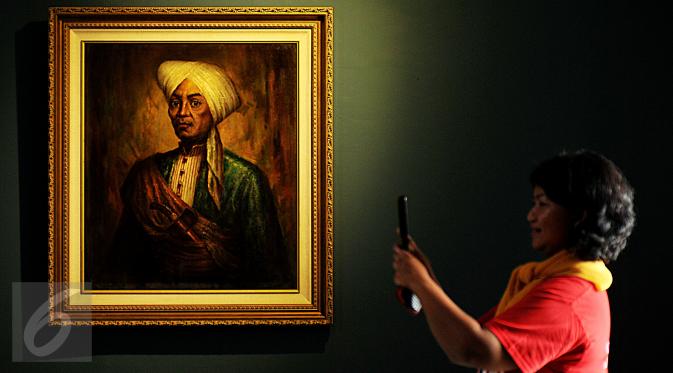 Pengunjung mengambil gambar dari lukisan Basuki Abdullah dengan gambar Pangeran Diponegoro di Galeri Nasional, Jakarta, Senin (1/8). Pameran bertajuk 17|71 Goresan Juang Kemerdekaan itu menampilkan 28 koleksi istana. (/Gempur M Surya)