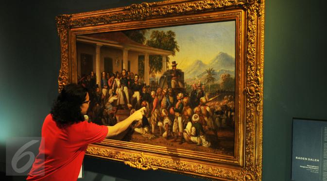Pengunjung memperhatikan lukisan karya Raden Saleh berjudul Penangkapan Pangeran Diponegoro tahun 1857 yang dipamerkan di Galeri Nasional, Jakarta, Senin (1/8). (/Gempur M Surya)