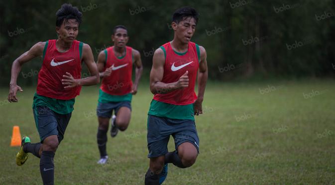 Hanif Sjahbandi saat mengikuti latihan Timnas Indonesia U-19 di Lapangan POR Sawangan, Depok, Jawa Barat, Senin (1/8/2016). (Bola.com/Vitalis Yogi Trisna)
