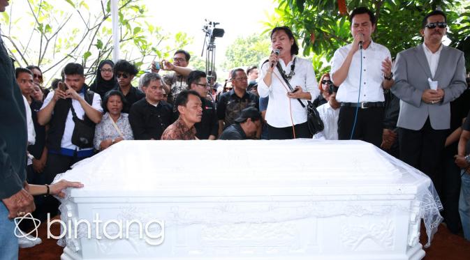 Pemakaman Mike Mohede. (Deki Prayoga/Bintang.com)