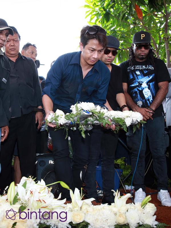 Suasana pemakaman Mike Mohede. (Deki Prayoga/Bintang.com)