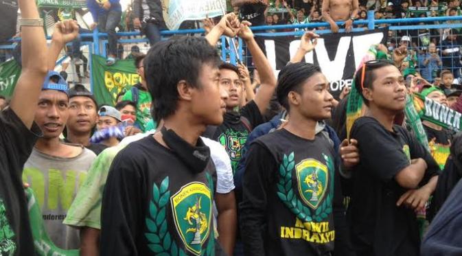 Bonek berkumpul di Stadion Tugu, Jakarta Utara (Liputan6.com/ Moch Harun Syah)