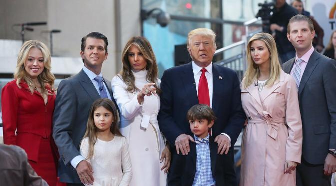 Trump dikelilingi istri, anak, menantu, dan cucu (Vanity Fair)