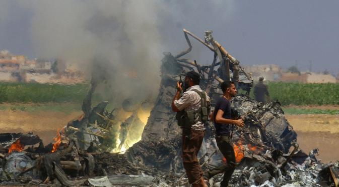 Bekas puing helikopter Rusia yang hancur ditembak pemberontak Suriah (Reuters)