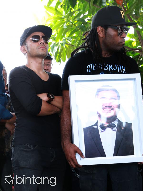 Judika di pemakaman Mike Mohede. (Deki Prayoga/Bintang.com)