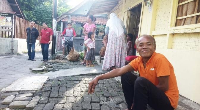 Waluyo, warga Panembahan, Yogyakarta, yang dikabarkan meninggal dan dikuburkan oleh keluarga pada Mei tahun lalu, muncul kembali. (Liputan6.com/Fathi Mahmud)