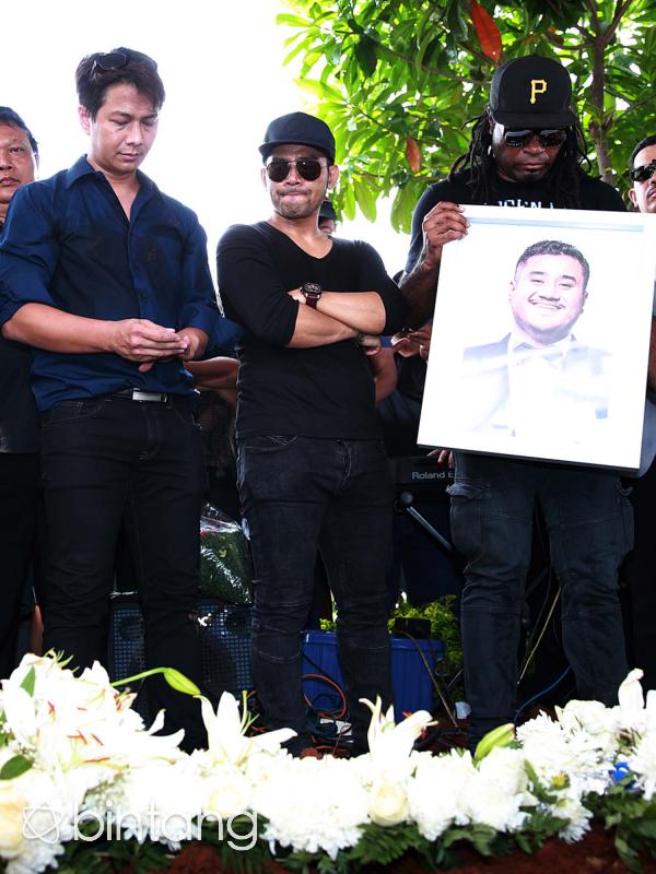 Suasana pemakaman Mike Mohede. (Deki Prayoga/Bintang.com)