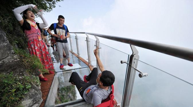 Jalan kaca di 'Coiling Dragon Cliff', Gunung Tianmen, Zhanjiajie, selatan Tiongkok. (Getty Images)