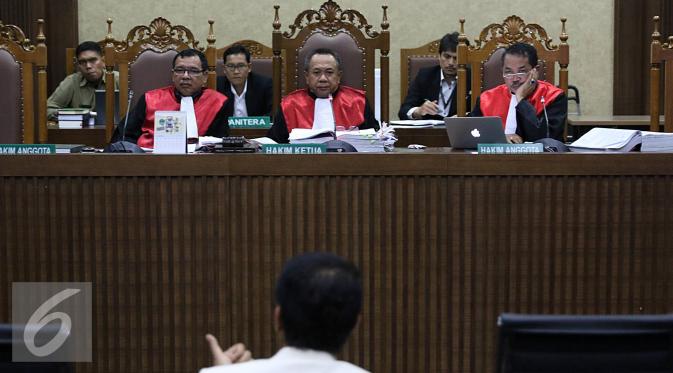 Hakim ketua mendengarkan keterangan saksi dokter ahli forensik Slamet Purnomo yang mengotopsi Wayan Mirna Salihin dalam sidang lanjutan Jessica Kumala Wongso di Pengadilan Negeri Jakarta Pusat, Rabu (3/8). (Liputan6.com/Immanuel Antonius)