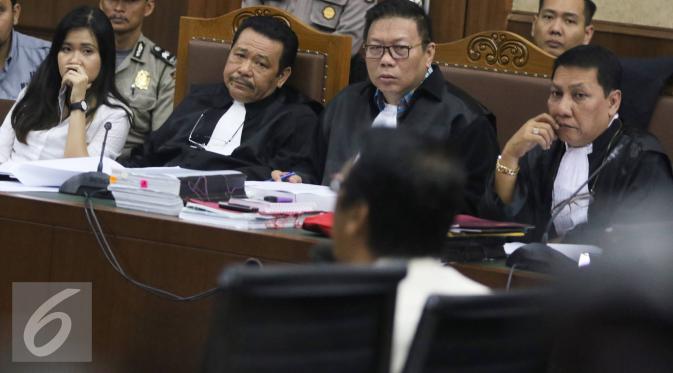 Terdakwa Jessica Kumala Wongso mendengarkan keterangan saksi saat sidang lanjutan di PN Jakarta Pusat, Rabu (3/8). Menurut jadwal, sidang menghadirkan saksi dari penyidik kepolisian, namun mereka berhalangan hadir. (Liputan6.com/Immanuel Antonius)