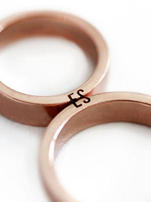 Sepasang cincin pernikahan ini bila disatukan akan membentuk sebuat hati, bulan bintang, bahkan inisial nama kamu loh. (via: Boredpanda.com)