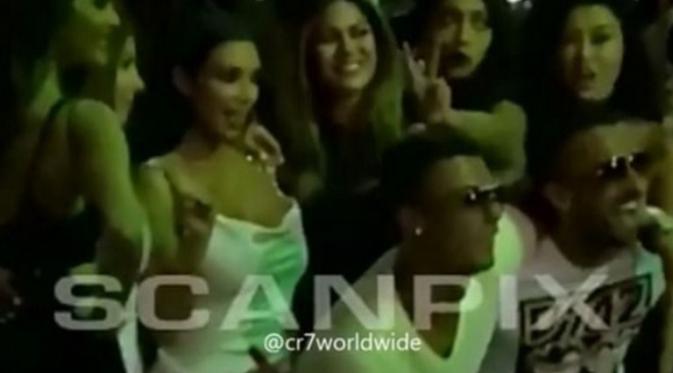 Cristiano Ronaldo terlihat berfoto bersama Kim Kardashian dan teman-temannya di Las Vegas. (dok. CR7worldwide)