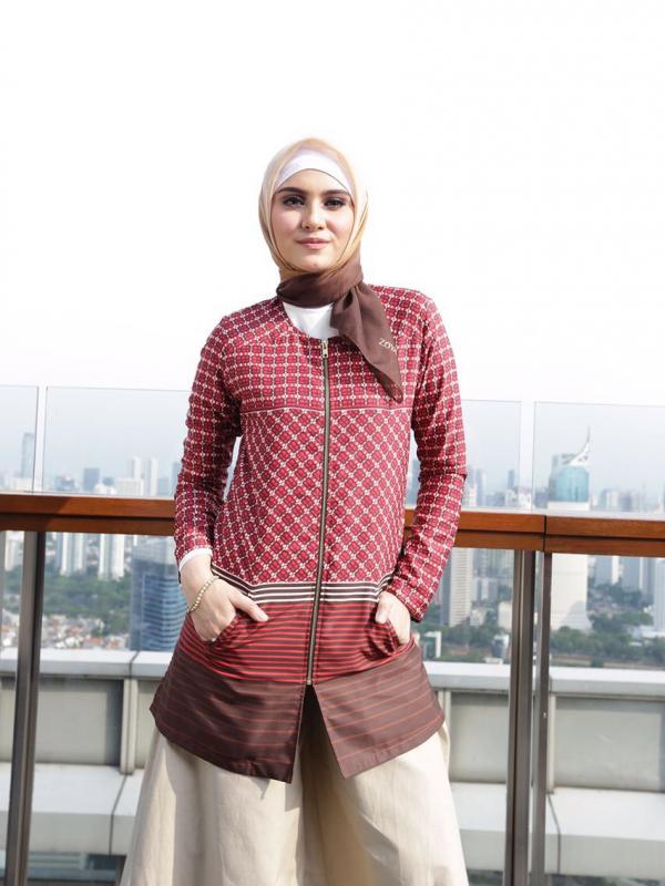 Zee Zee Shahab dalam balutan koleksi terbaru Zoya Modesty Dubai (Foto: Dok. Zoya) 