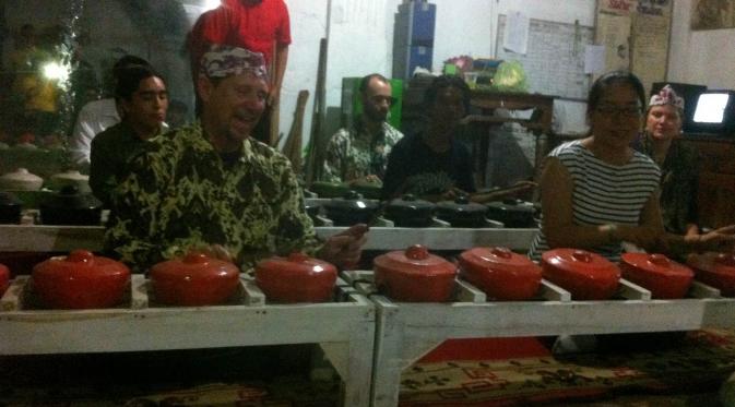 Warga Amerika Serikat main gamelan Cirebon. (Panji Prayitno/Liputan6.com)