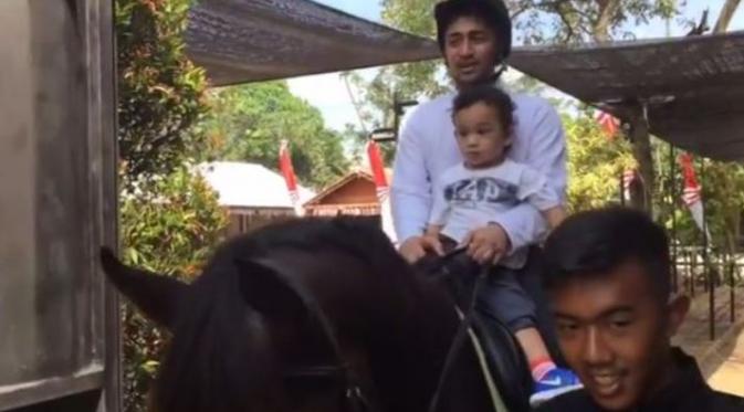 Anak Shireen Sungkar dan Teuku Wisnu, Adam, saat naik kuda bersama Irfan Hakim. (Instagram - @teukuwisnu)