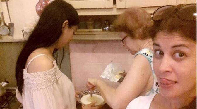 Monica Oemardi memperlihatkan Kalina yang sedang memasak bersama ibunya [foto: instagram]