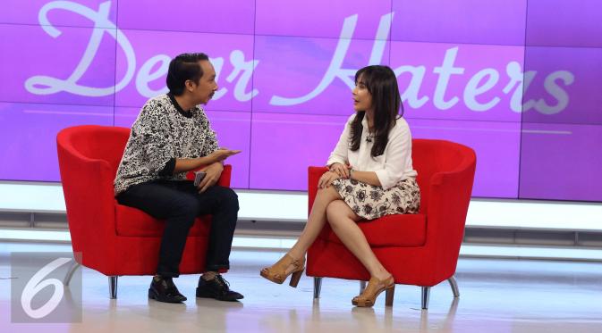 Prilly Latuconsina saat menjadi bintang tamu di acara Dear Haters, Jakarta, Kamis (4/8). (Liputan6.com/Herman Zakharia)