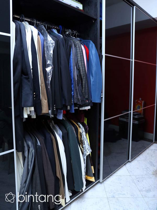 Lemari berisi koleksi jas milik Delon. (Nurwahyunan/Bintang.com)
