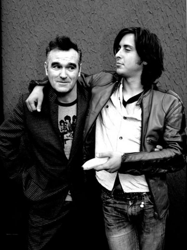 Morrissey bersama Tony Wilson, pemilik label rekaman tersukses di Manchester. (Via: nme.com)