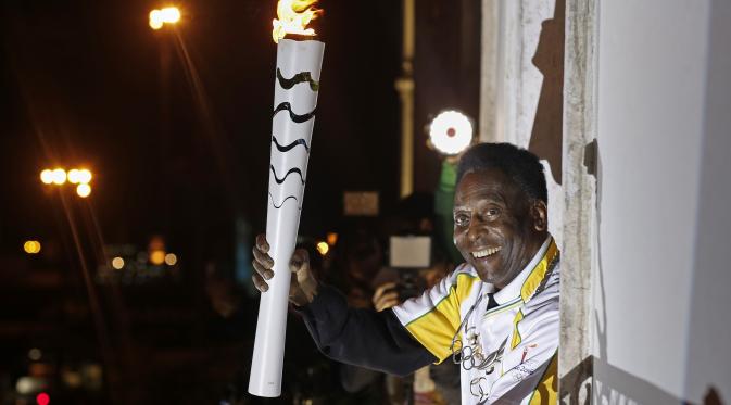 Legenda sepak bola Brasil Pele menerima obor Olimpiade di Pele Museum di Santos, Sao Paulo, pada 22 Juli 2016. (Rio 2016 / Andre Luiz Mello / Rio 2016 / Andre Luiz Mello / AFP)