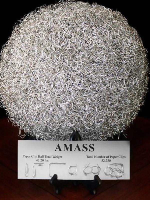 Bola ini memiliki berat 19,14 kilogram. (Via: boredpanda.com)