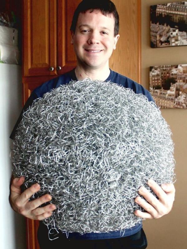 Scott Crockett, pembuat bola paperclip raksasa yang menghabiskan waktu 4 tahun. (Via: boredpanda.com)