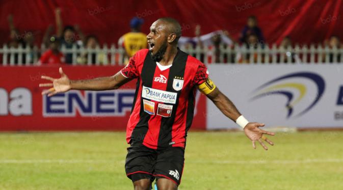 Boaz Solossa, Persipura Jayapura. (Bola.com/Nicklas Hanoatubun)