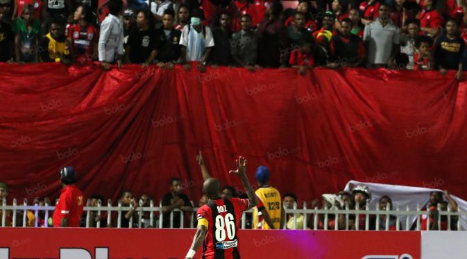 Boaz Solossa, Persipura Jayapura. (Bola.com/Nicklas Hanoatubun)